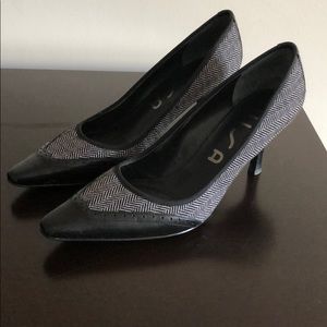 Shoes with herringbone design